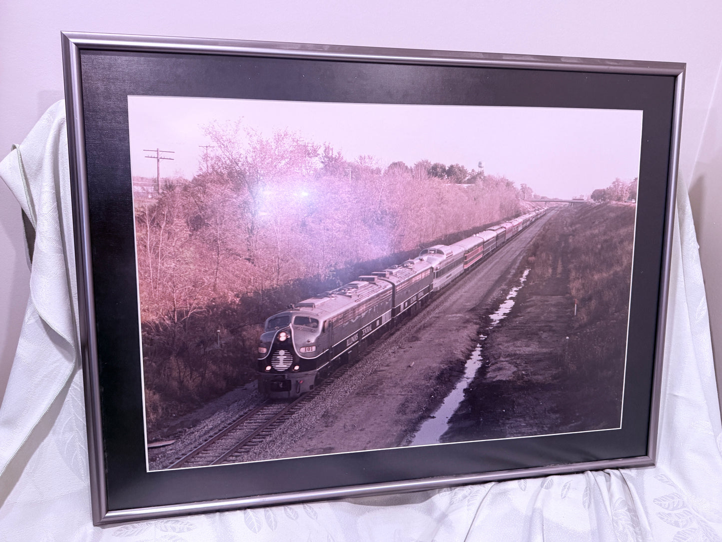 🚂 Illinois Central “Land O’Corn” Streamliner – Framed Railroad Photo